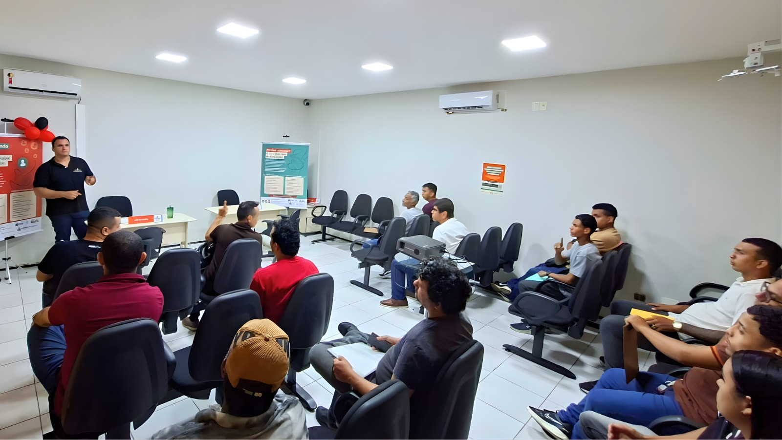 pessoas sentadas em carteiras